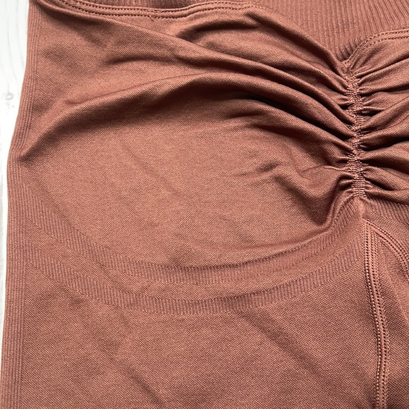 Doyoueven Scrunch Seamless Shorts - Chocolate Brown - M - Picture 8 of 10